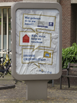 908099 Afbeelding van de verfrommelde affiche 'STOP DE CRIMINALITEIT', in een billboard op het pleintje voor het ...